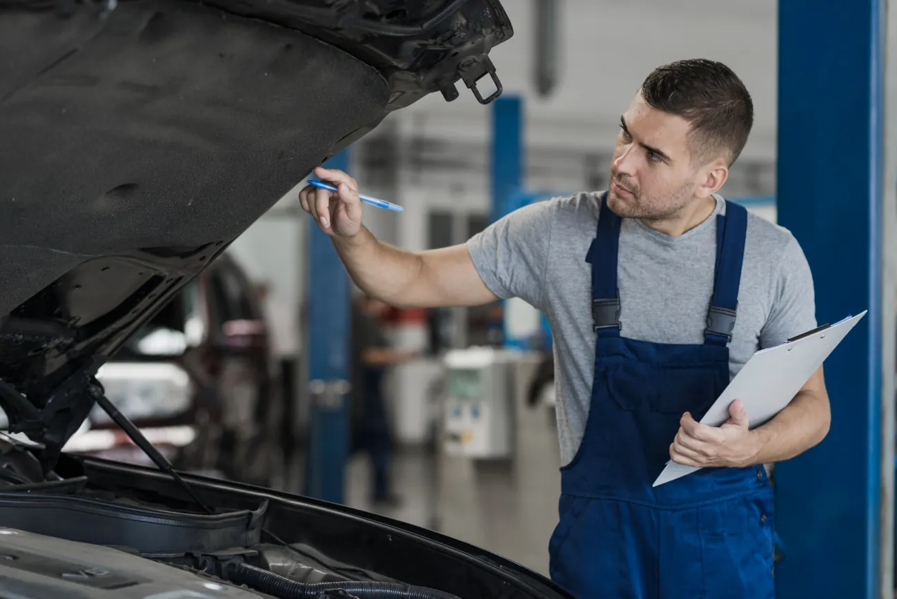 KFZ Gutachter bei professioneller Fahrzeugbegutachtung in Charlottenburg Berlin Professioneller KFZ Sachverständiger begutachtet Fahrzeugschaden am Motor in Charlottenburg Berlin - Unabhängiges Unfallgutachten und Schadensbewertung für Charlottenburg-Charlottenburg